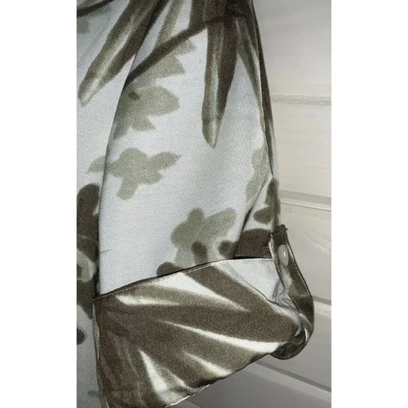 CHICO'S Sz 0 (SMALL) Palm Print Roll Tab Short Sleeve Safari Blouse Pockets VGUC - Picture 5 of 10